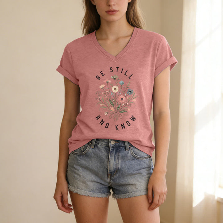 Christianartworkshop Sei still und wisse, wie ein Damen-T-Shirt mit V-Ausschnitt und floralem Knotensaum aussieht - image 5