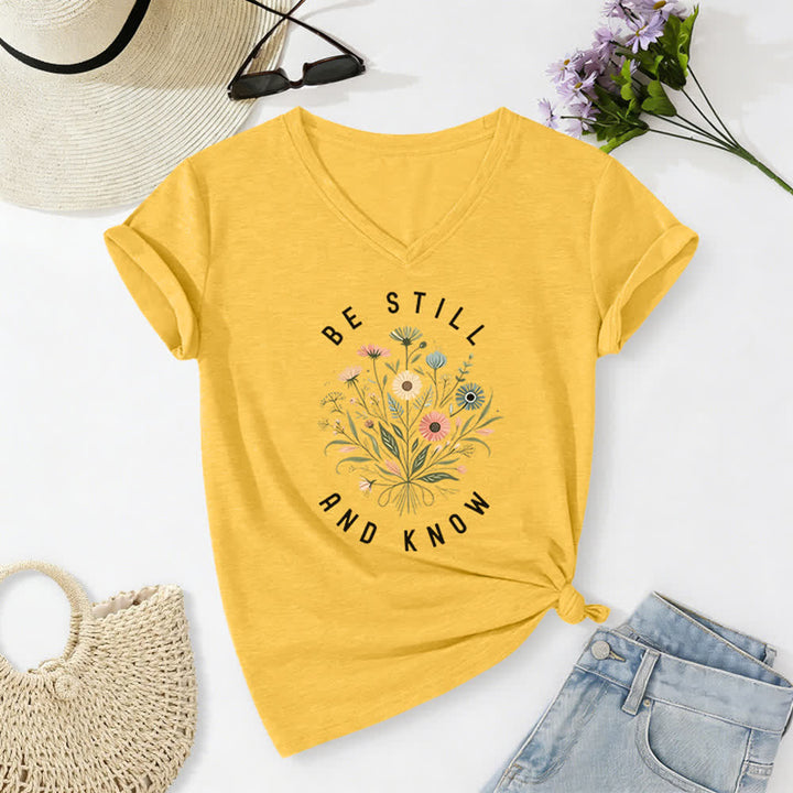 Christianartworkshop Sei still und wisse, wie ein Damen-T-Shirt mit V-Ausschnitt und floralem Knotensaum aussieht - Gelb - 2XL - image 8