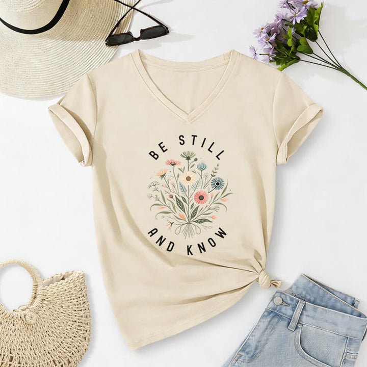 Christianartworkshop Sei still und wisse, wie ein Damen-T-Shirt mit V-Ausschnitt und floralem Knotensaum aussieht - Beige - 2XL - image 6