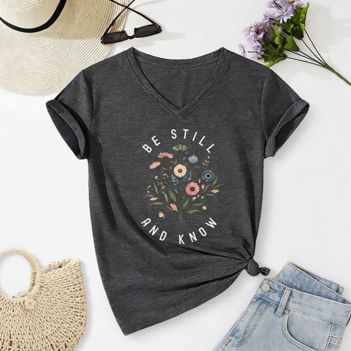 Christianartworkshop Sei still und wisse, wie ein Damen-T-Shirt mit V-Ausschnitt und floralem Knotensaum aussieht - Dunkelgrau - 2XL - image 2