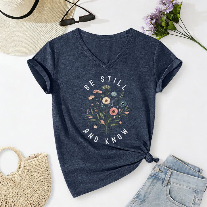 Christianartworkshop Sei still und wisse, wie ein Damen-T-Shirt mit V-Ausschnitt und floralem Knotensaum aussieht - Marineblau - 2XL - image 0