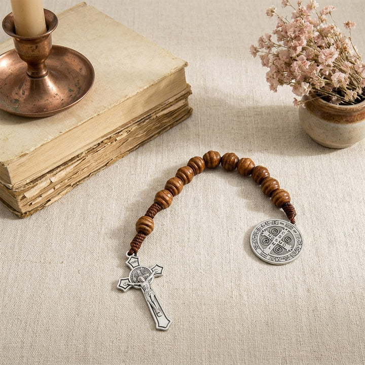 Christianartworkshop Benedikt-Schutzmedaille, Jesuskreuz-Anhänger für den Autorückspiegel: Symbol für einen friedvollen Fahrsegen - image 3