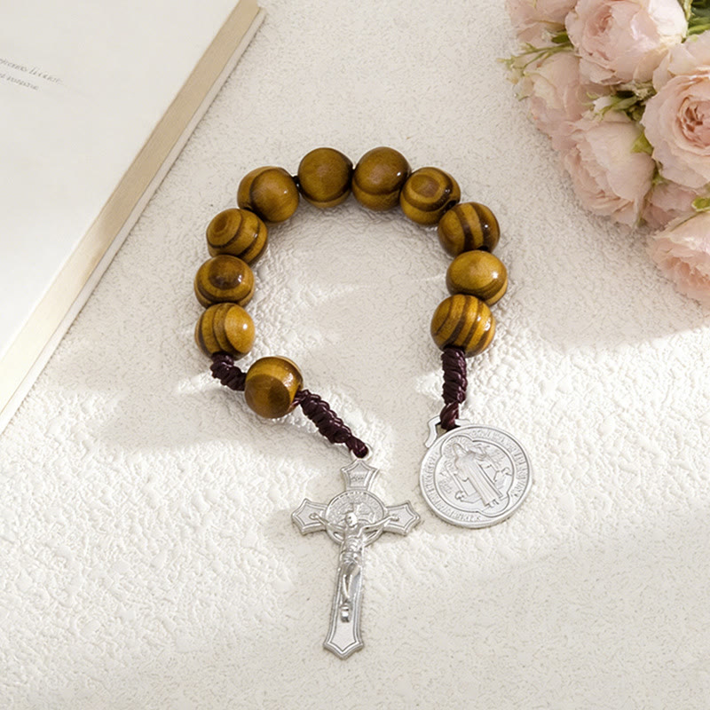 Christianartworkshop Autoanhänger aus gestreiften Holzperlen mit Jesuskreuz und Medaille einer Heiligenfigur: Symbol des himmlischen Schutzes am Wegesrand - image 5