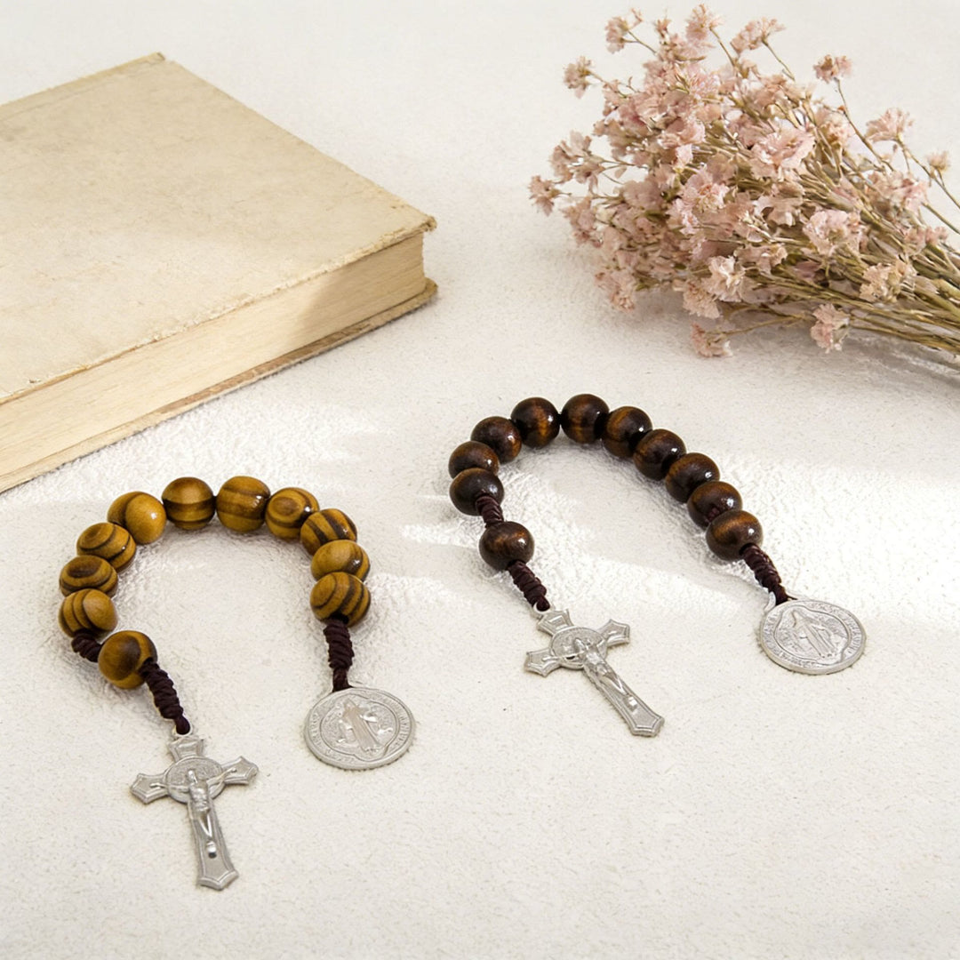 Christianartworkshop Autoanhänger aus gestreiften Holzperlen mit Jesuskreuz und Medaille einer Heiligenfigur: Symbol des himmlischen Schutzes am Wegesrand - image 2