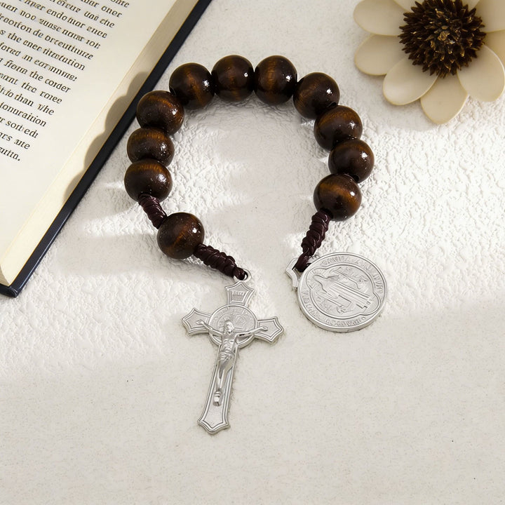 Christianartworkshop Autoanhänger aus gestreiften Holzperlen mit Jesuskreuz und Medaille einer Heiligenfigur: Symbol des himmlischen Schutzes am Wegesrand - image 12