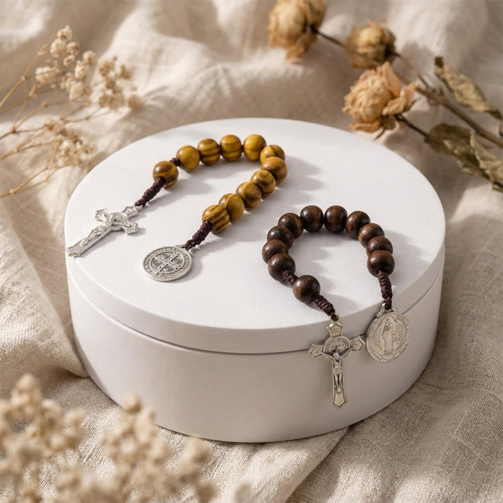 Christianartworkshop Autoanhänger aus gestreiften Holzperlen mit Jesuskreuz und Medaille einer Heiligenfigur: Symbol des himmlischen Schutzes am Wegesrand - image 3