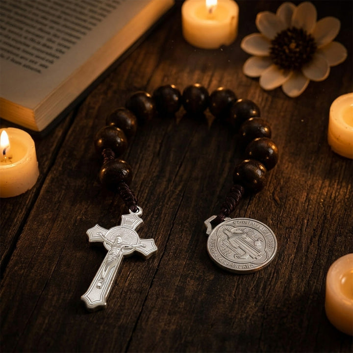 Christianartworkshop Autoanhänger aus gestreiften Holzperlen mit Jesuskreuz und Medaille einer Heiligenfigur: Symbol des himmlischen Schutzes am Wegesrand - image 15