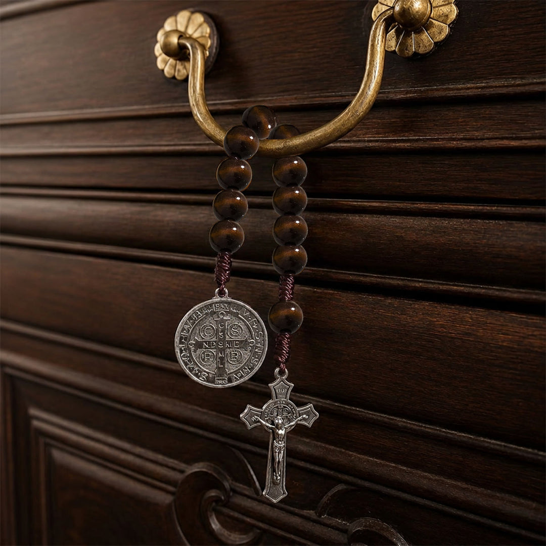 Christianartworkshop Autoanhänger aus gestreiften Holzperlen mit Jesuskreuz und Medaille einer Heiligenfigur: Symbol des himmlischen Schutzes am Wegesrand - Dunkler Kaffee - image 10