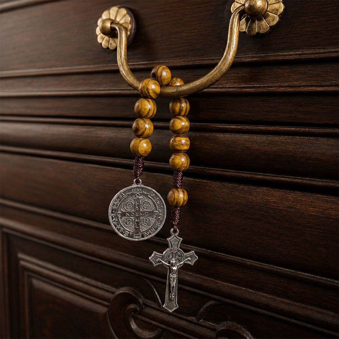 Christianartworkshop Autoanhänger aus gestreiften Holzperlen mit Jesuskreuz und Medaille einer Heiligenfigur: Symbol des himmlischen Schutzes am Wegesrand - Kaffee - image 0