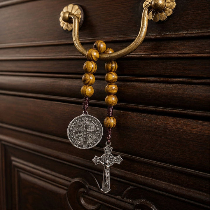 Christianartworkshop Autoanhänger aus gestreiften Holzperlen mit Jesuskreuz und Medaille einer Heiligenfigur: Symbol des himmlischen Schutzes am Wegesrand - Kaffee - image 0