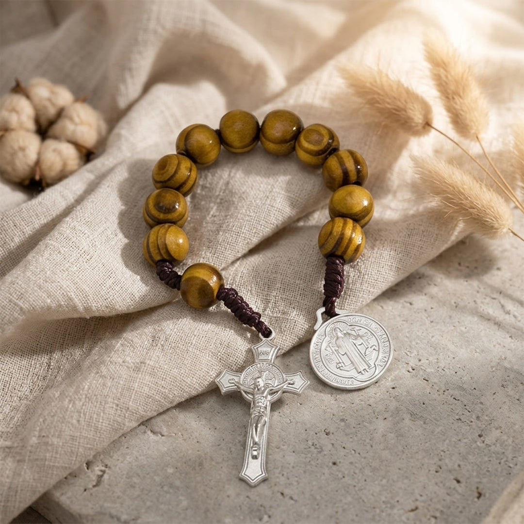 Christianartworkshop Autoanhänger aus gestreiften Holzperlen mit Jesuskreuz und Medaille einer Heiligenfigur: Symbol des himmlischen Schutzes am Wegesrand - image 6