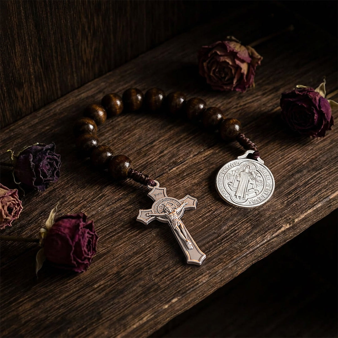 Christianartworkshop Autoanhänger aus gestreiften Holzperlen mit Jesuskreuz und Medaille einer Heiligenfigur: Symbol des himmlischen Schutzes am Wegesrand - image 16