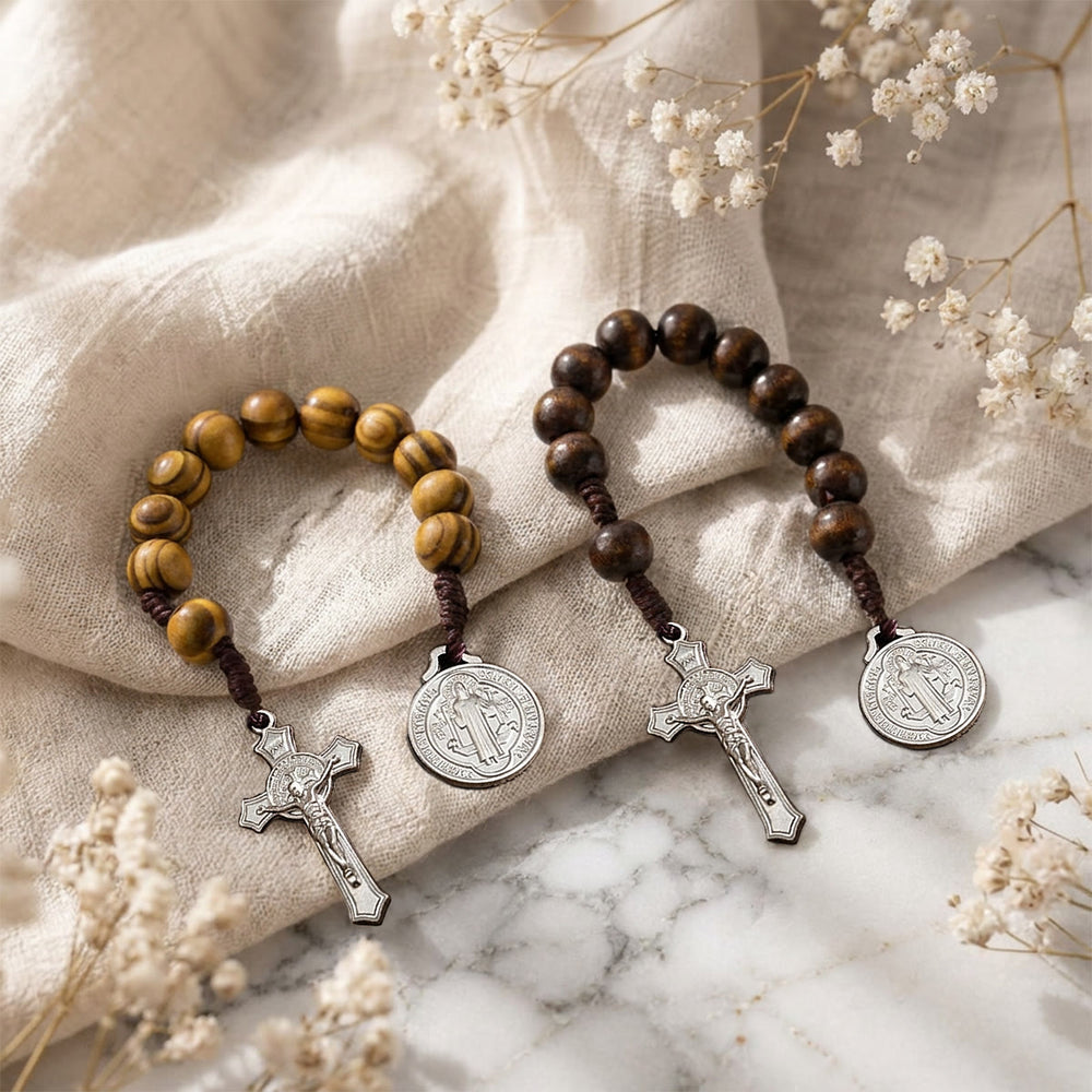 Christianartworkshop Autoanhänger aus gestreiften Holzperlen mit Jesuskreuz und Medaille einer Heiligenfigur: Symbol des himmlischen Schutzes am Wegesrand - image 1
