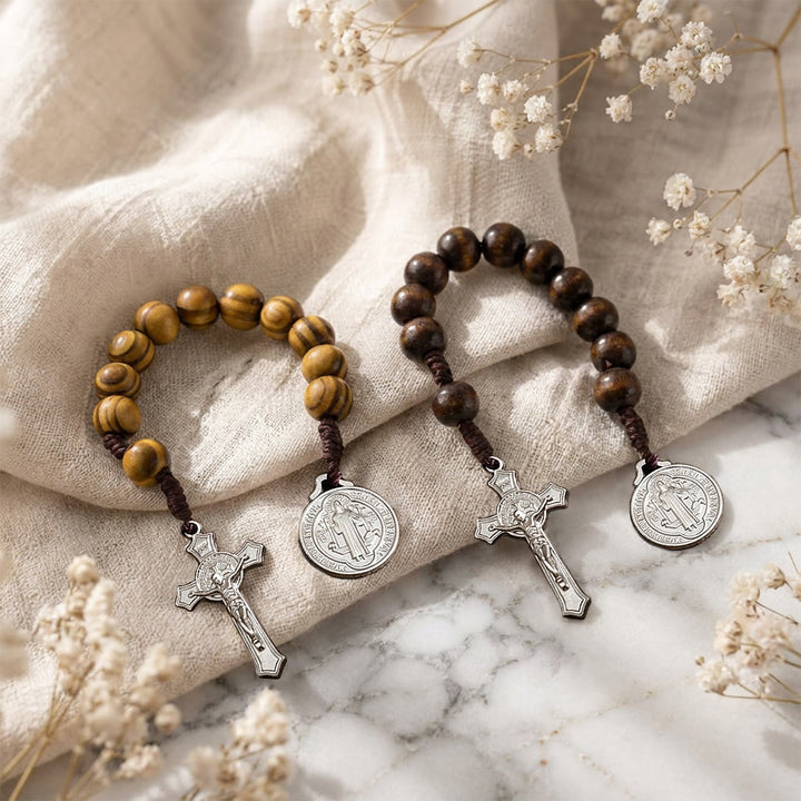 Christianartworkshop Autoanhänger aus gestreiften Holzperlen mit Jesuskreuz und Medaille einer Heiligenfigur: Symbol des himmlischen Schutzes am Wegesrand - image 1