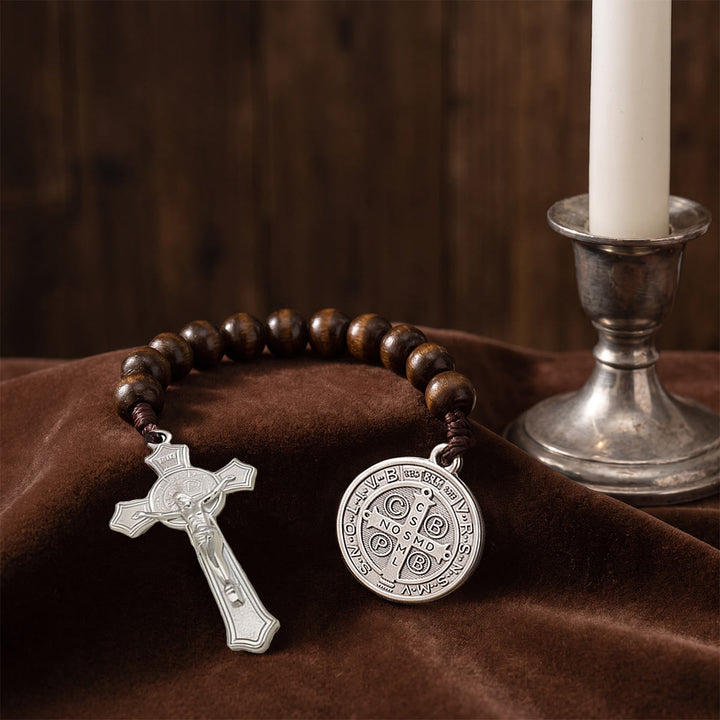 Christianartworkshop Autoanhänger aus gestreiften Holzperlen mit Jesuskreuz und Medaille einer Heiligenfigur: Symbol des himmlischen Schutzes am Wegesrand - image 17