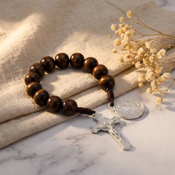 Christianartworkshop Autoanhänger aus gestreiften Holzperlen mit Jesuskreuz und Medaille einer Heiligenfigur: Symbol des himmlischen Schutzes am Wegesrand - image 13