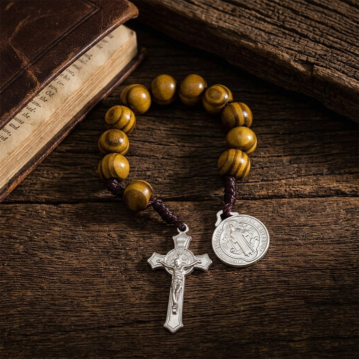Christianartworkshop Autoanhänger aus gestreiften Holzperlen mit Jesuskreuz und Medaille einer Heiligenfigur: Symbol des himmlischen Schutzes am Wegesrand - image 7