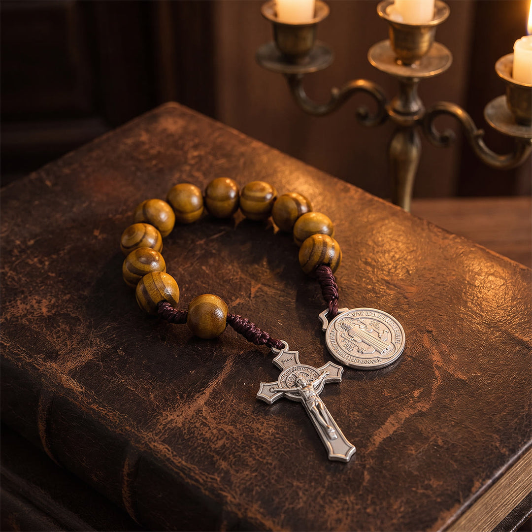 Christianartworkshop Autoanhänger aus gestreiften Holzperlen mit Jesuskreuz und Medaille einer Heiligenfigur: Symbol des himmlischen Schutzes am Wegesrand - image 9