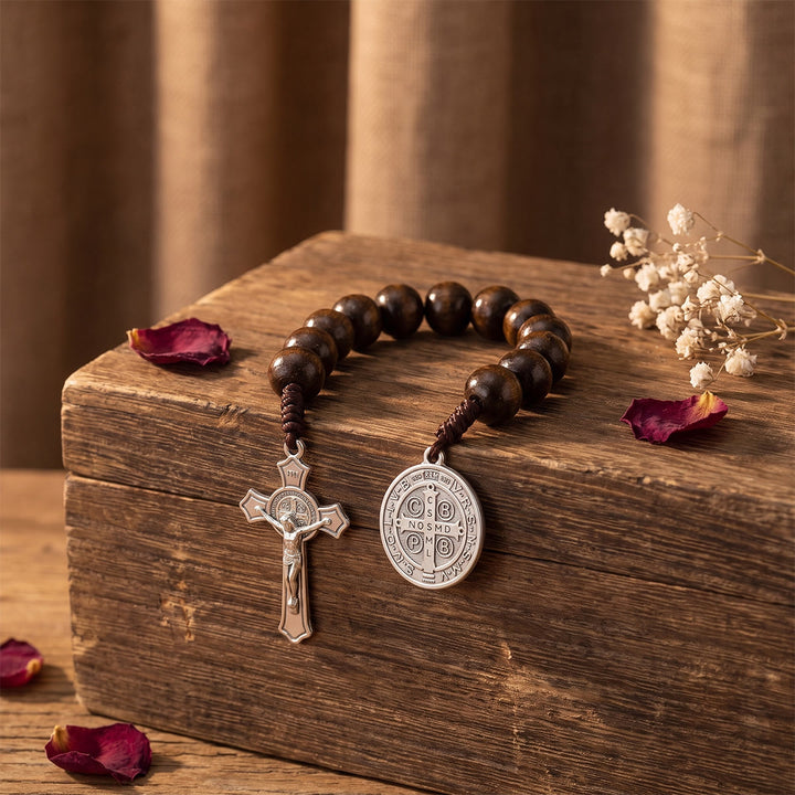 Christianartworkshop Autoanhänger aus gestreiften Holzperlen mit Jesuskreuz und Medaille einer Heiligenfigur: Symbol des himmlischen Schutzes am Wegesrand - image 14