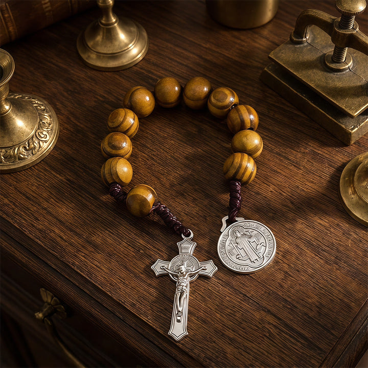 Christianartworkshop Autoanhänger aus gestreiften Holzperlen mit Jesuskreuz und Medaille einer Heiligenfigur: Symbol des himmlischen Schutzes am Wegesrand - image 8