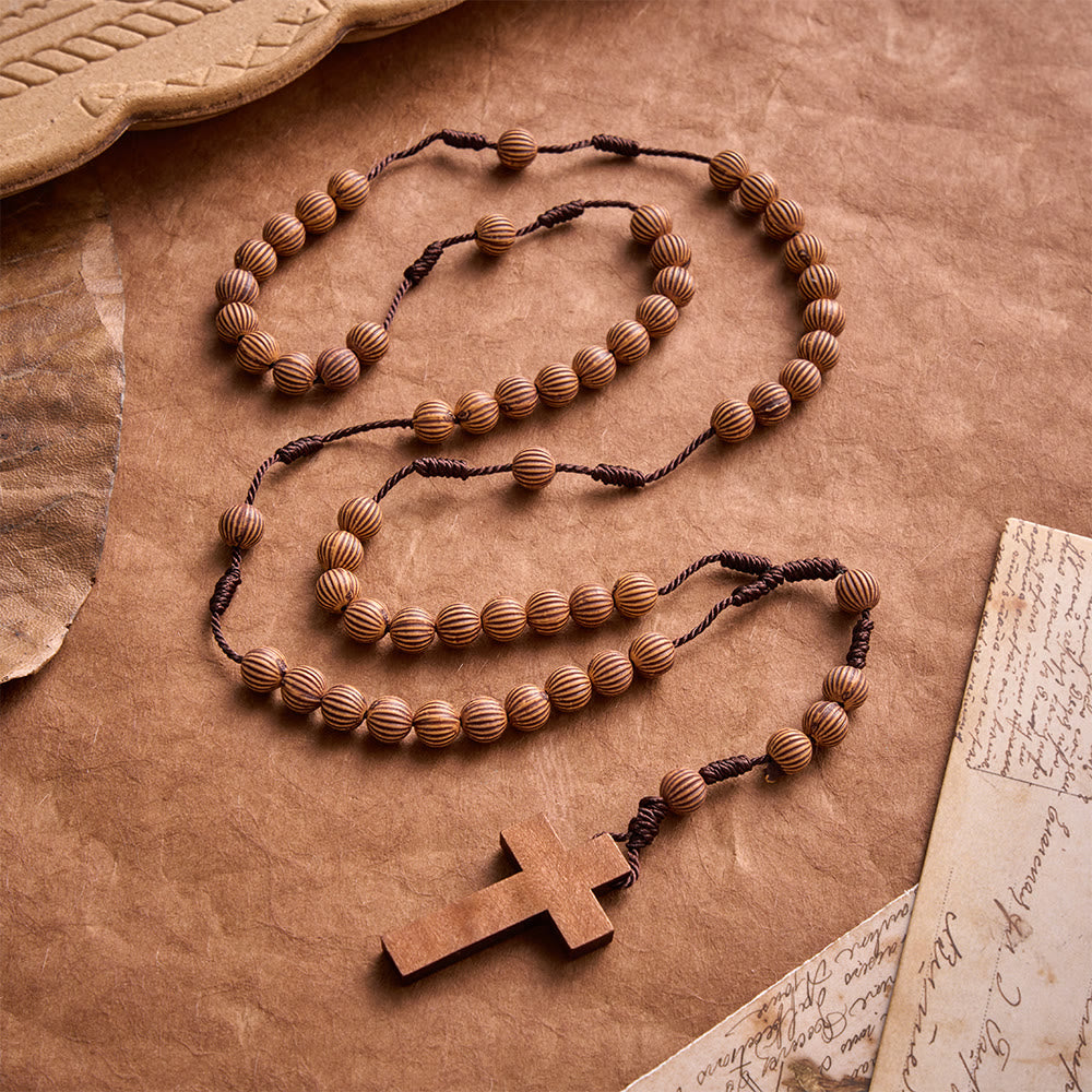 Christianartworkshop Rosenkranz aus geflochtener, dunkler Kordel in Holzoptik mit Kreuzanhänger: Symbol für pflegeleichten Andachtsschmuck - Kreuzen - image 0