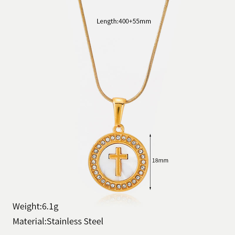 Christianartworkshop Funkelnde, mit Strasssteinen besetzte runde Kreuzmedaillon-Halskette: Symbol des ewigen himmlischen Schutzes - Weiße Muschel - image 9