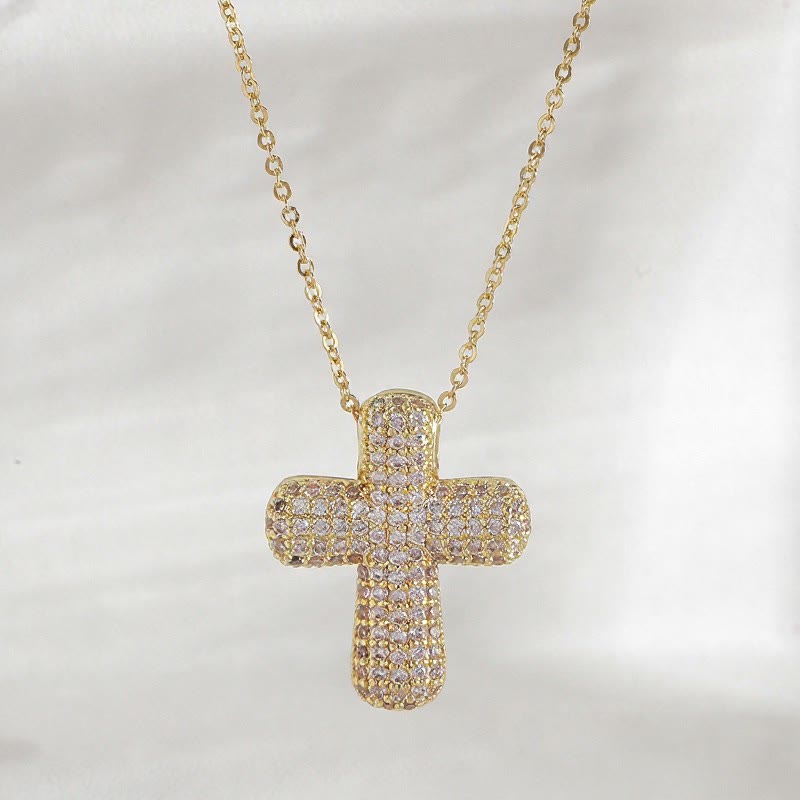Christianartworkshop Funkelnde Kreuzkette mit abgerundeter Spitze und Pavé-Steinen: Symbol der heiligen, erlösenden Gnade - Golden - Medium - image 5
