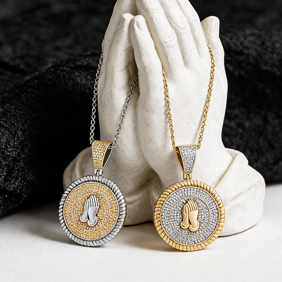 Christianartworkshop Runde Medaillon-Halskette mit betenden Händen aus Eis: Symbol aufrichtiger himmlischer Bitte - Goldene + gedrehte Kette - image 0