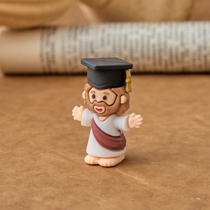 Christianartworkshop Mini-Jesus-Figur als Ornament: Deko-Element mit offener Armlehne in Form einer Absolventenmütze aus PVC, Symbol für hoffnungsvollen himmlischen Segen - image 3