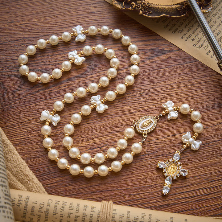 Christianartworkshop Eleganter Rosenkranz mit weißer Perlenschleife und Marienkreuz: Symbol sanfter himmlischer Reinheit - image 2