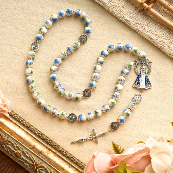 Christianartworkshop Blau-weißer Rosenkranz aus Keramik mit Blumenmuster, Benediktmedaillen und Marienverzierungen - image 12