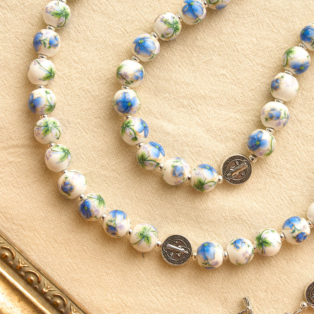 Christianartworkshop Blau-weißer Rosenkranz aus Keramik mit Blumenmuster, Benediktmedaillen und Marienverzierungen - image 14