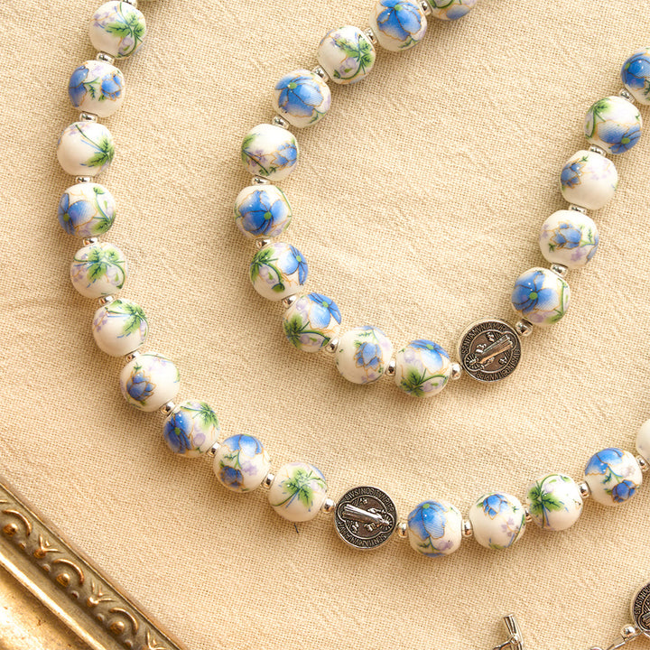 Christianartworkshop Blau-weißer Rosenkranz aus Keramik mit Blumenmuster, Benediktmedaillen und Marienverzierungen - image 14