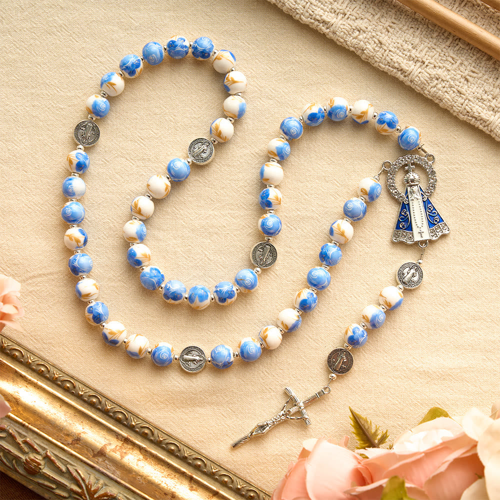 Christianartworkshop Blau-weißer Rosenkranz aus Keramik mit Blumenmuster, Benediktmedaillen und Marienverzierungen - image 18