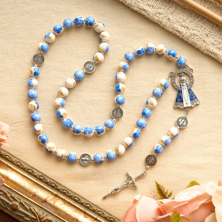 Christianartworkshop Blau-weißer Rosenkranz aus Keramik mit Blumenmuster, Benediktmedaillen und Marienverzierungen - image 18
