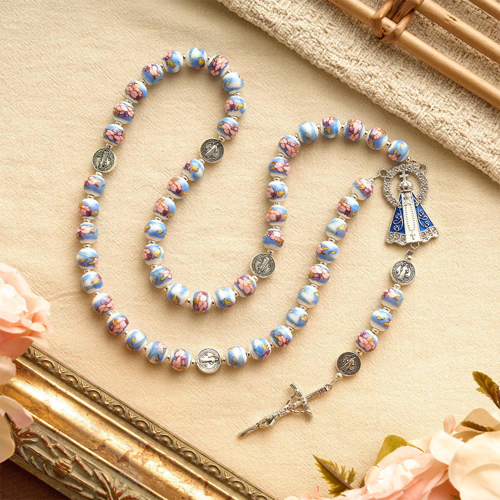 Christianartworkshop Blau-weißer Rosenkranz aus Keramik mit Blumenmuster, Benediktmedaillen und Marienverzierungen - image 24