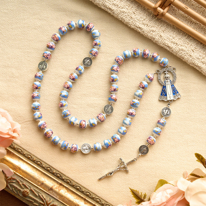 Christianartworkshop Blau-weißer Rosenkranz aus Keramik mit Blumenmuster, Benediktmedaillen und Marienverzierungen - image 24