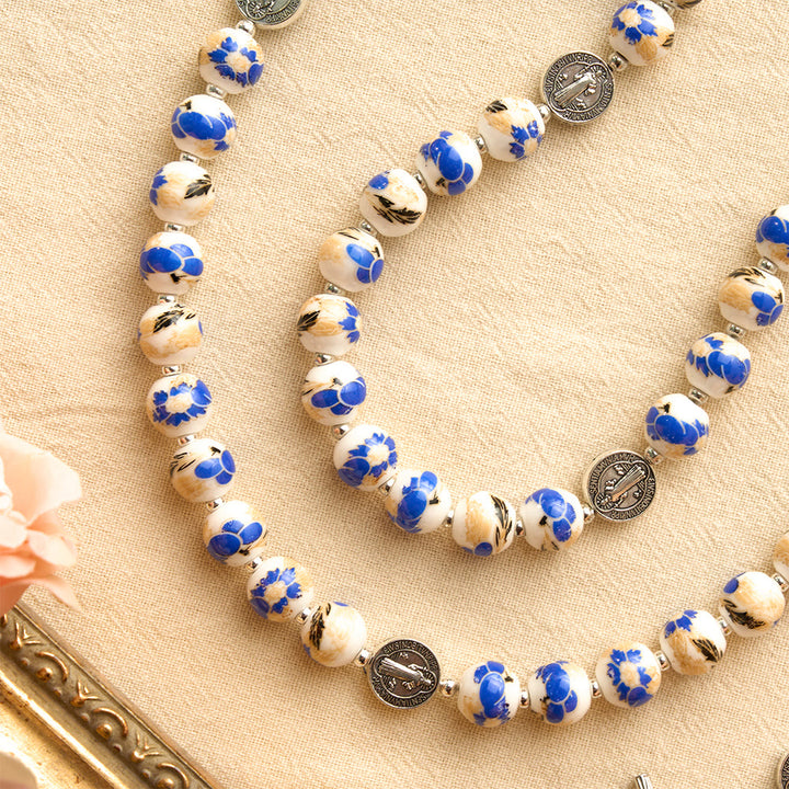 Christianartworkshop Blau-weißer Rosenkranz aus Keramik mit Blumenmuster, Benediktmedaillen und Marienverzierungen - image 31