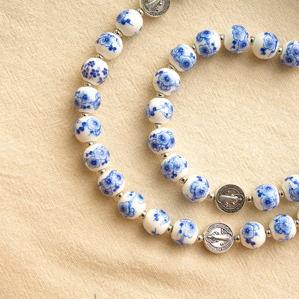 Christianartworkshop Blau-weißer Rosenkranz aus Keramik mit Blumenmuster, Benediktmedaillen und Marienverzierungen - image 37