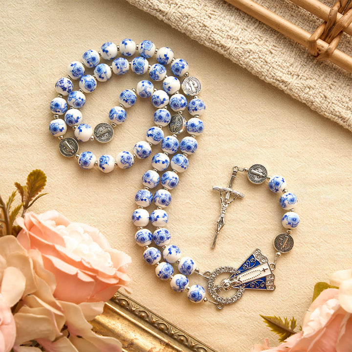 Christianartworkshop Blau-weißer Rosenkranz aus Keramik mit Blumenmuster, Benediktmedaillen und Marienverzierungen - image 34