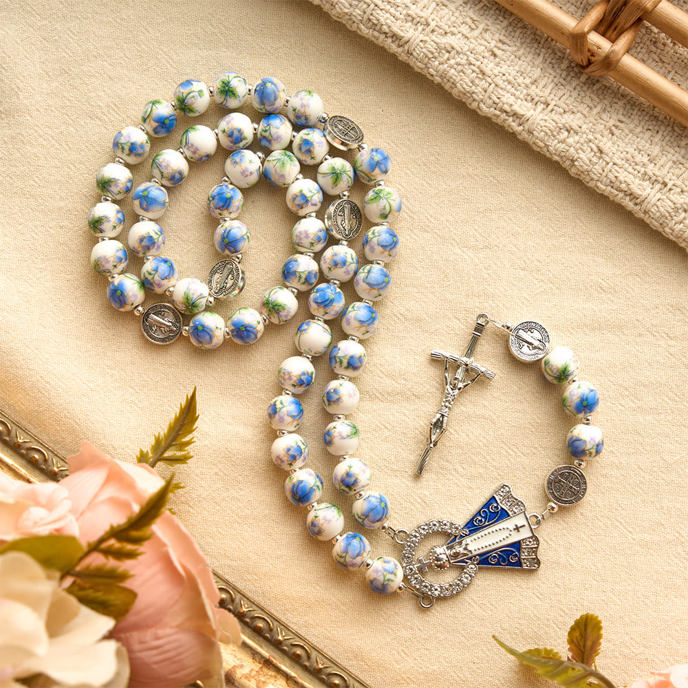 Christianartworkshop Blau-weißer Rosenkranz aus Keramik mit Blumenmuster, Benediktmedaillen und Marienverzierungen - image 11