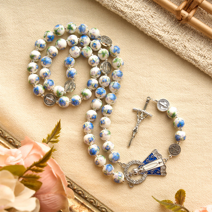 Christianartworkshop Blau-weißer Rosenkranz aus Keramik mit Blumenmuster, Benediktmedaillen und Marienverzierungen - image 11