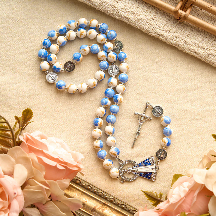 Christianartworkshop Blau-weißer Rosenkranz aus Keramik mit Blumenmuster, Benediktmedaillen und Marienverzierungen - image 17