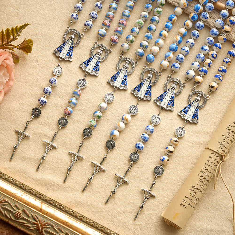 Christianartworkshop Blau-weißer Rosenkranz aus Keramik mit Blumenmuster, Benediktmedaillen und Marienverzierungen - image 2