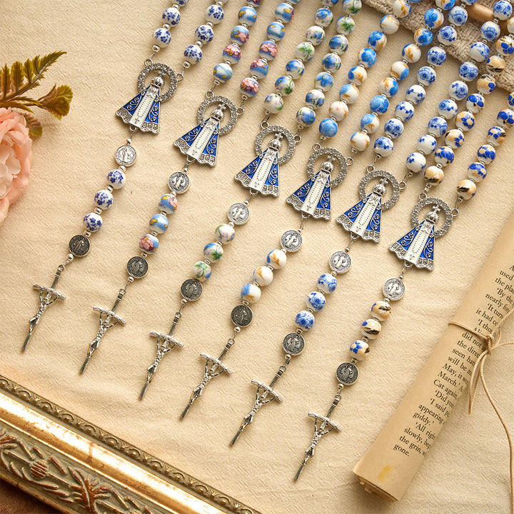Christianartworkshop Blau-weißer Rosenkranz aus Keramik mit Blumenmuster, Benediktmedaillen und Marienverzierungen - image 2