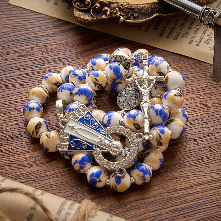 Christianartworkshop Blau-weißer Rosenkranz aus Keramik mit Blumenmuster, Benediktmedaillen und Marienverzierungen - image 30