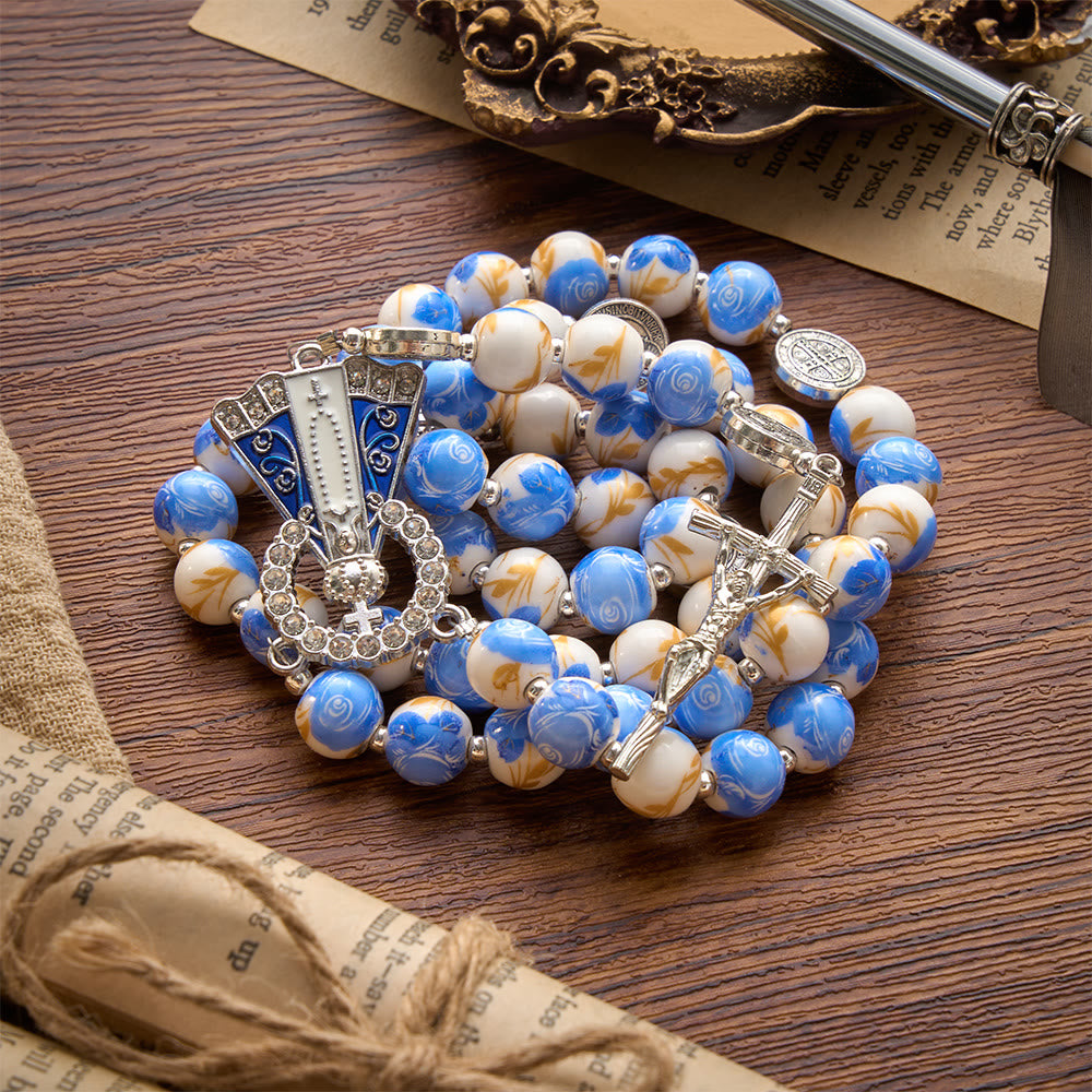 Christianartworkshop Blau-weißer Rosenkranz aus Keramik mit Blumenmuster, Benediktmedaillen und Marienverzierungen - image 19
