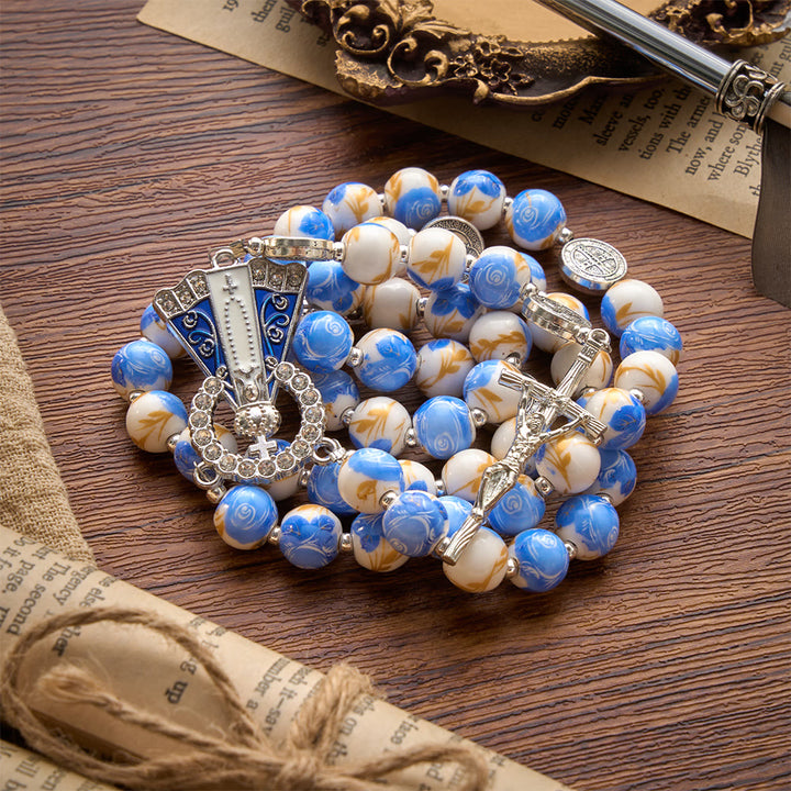 Christianartworkshop Blau-weißer Rosenkranz aus Keramik mit Blumenmuster, Benediktmedaillen und Marienverzierungen - image 19