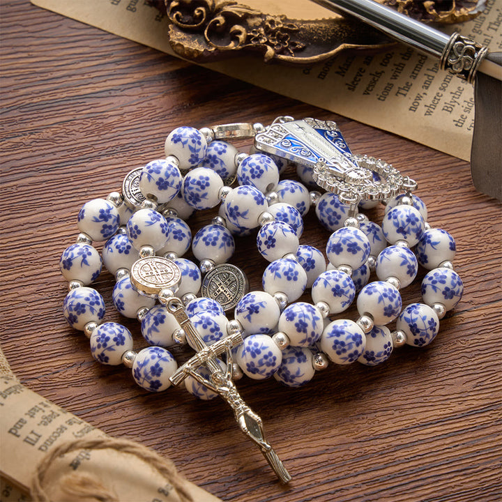 Christianartworkshop Blau-weißer Rosenkranz aus Keramik mit Blumenmuster, Benediktmedaillen und Marienverzierungen - image 36