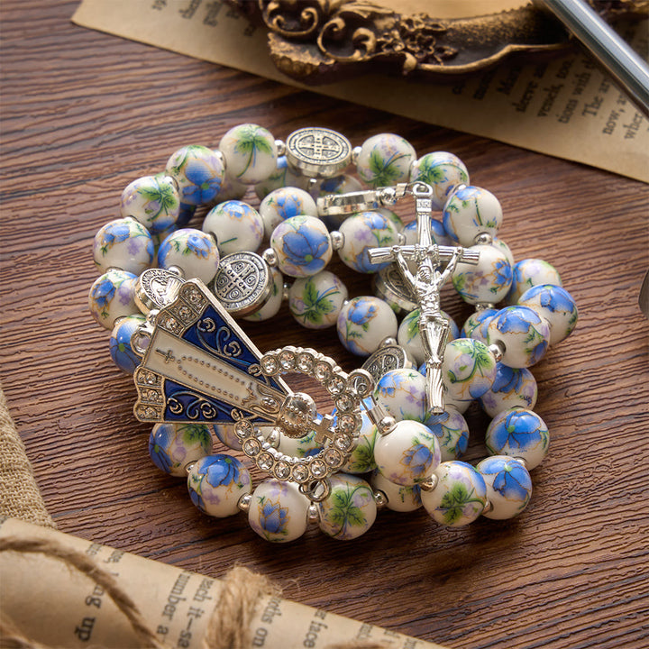 Christianartworkshop Blau-weißer Rosenkranz aus Keramik mit Blumenmuster, Benediktmedaillen und Marienverzierungen - image 13